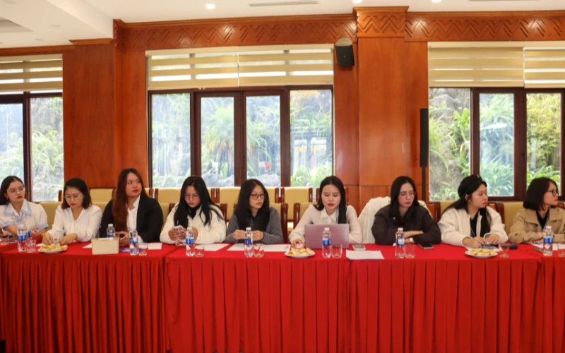 Trường Cao Đẳng Đại Việt Sài Gòn Trao Quà Cho Các Em Nhỏ Vùng Cao Tả Phời