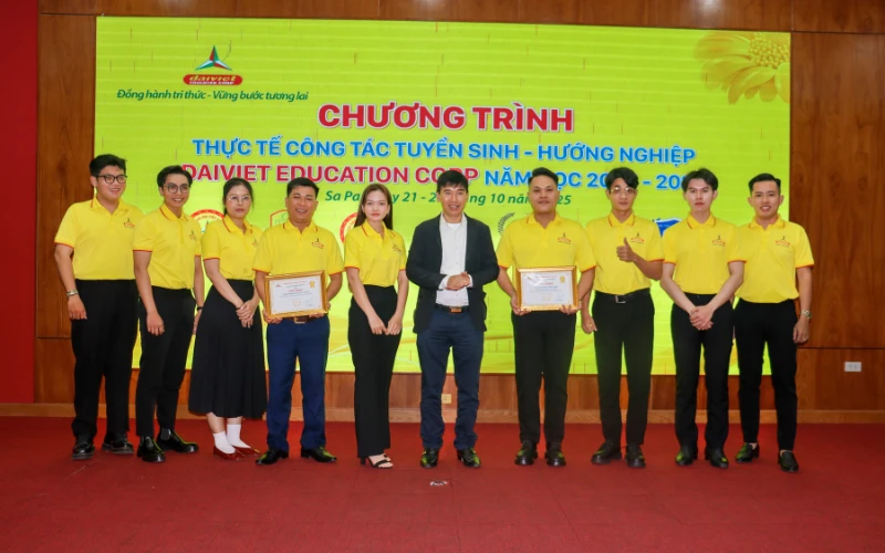Trường Cao Đẳng Đại Việt Sài Gòn Trao Quà Cho Các Em Nhỏ Vùng Cao Tả Phời
