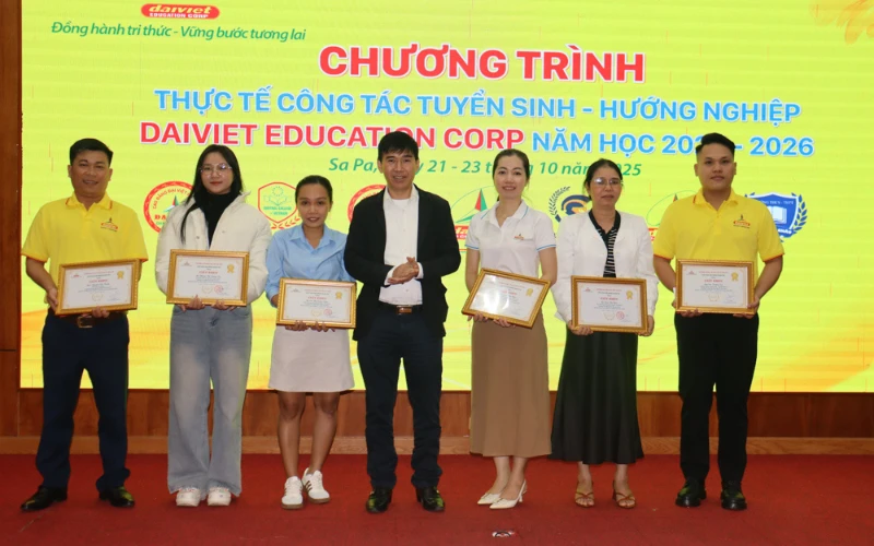Trường Cao Đẳng Đại Việt Sài Gòn Trao Quà Cho Các Em Nhỏ Vùng Cao Tả Phời