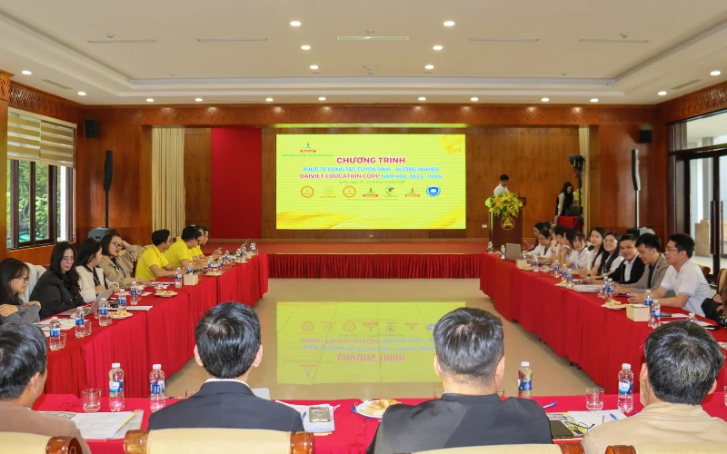 Trường Cao Đẳng Đại Việt Sài Gòn Trao Quà Cho Các Em Nhỏ Vùng Cao Tả Phời
