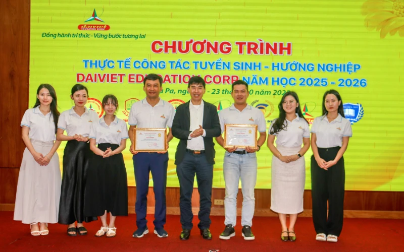 Trường Cao Đẳng Đại Việt Sài Gòn Trao Quà Cho Các Em Nhỏ Vùng Cao Tả Phời