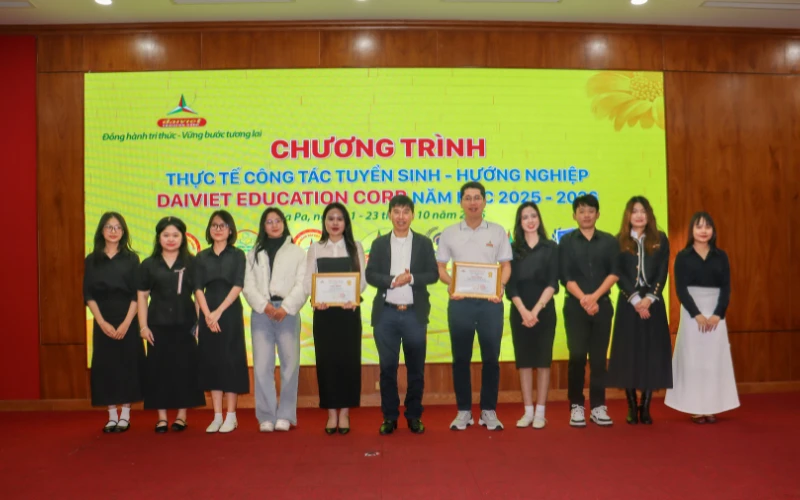 Trường Cao Đẳng Đại Việt Sài Gòn Trao Quà Cho Các Em Nhỏ Vùng Cao Tả Phời