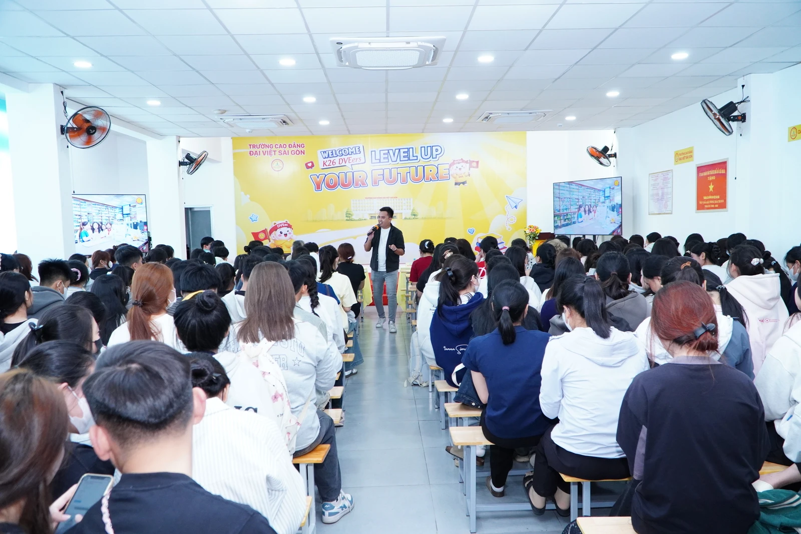 HƠN 300 TÂN SINH VIÊN 2K8 RỘN RÀNG TRONG CHƯƠNG TRÌNH CHÀO ĐÓN TÂN SINH VIÊN ĐỢT 3 TẠI TRƯỜNG CAO ĐẲNG ĐẠI VIỆT SÀI GÒN