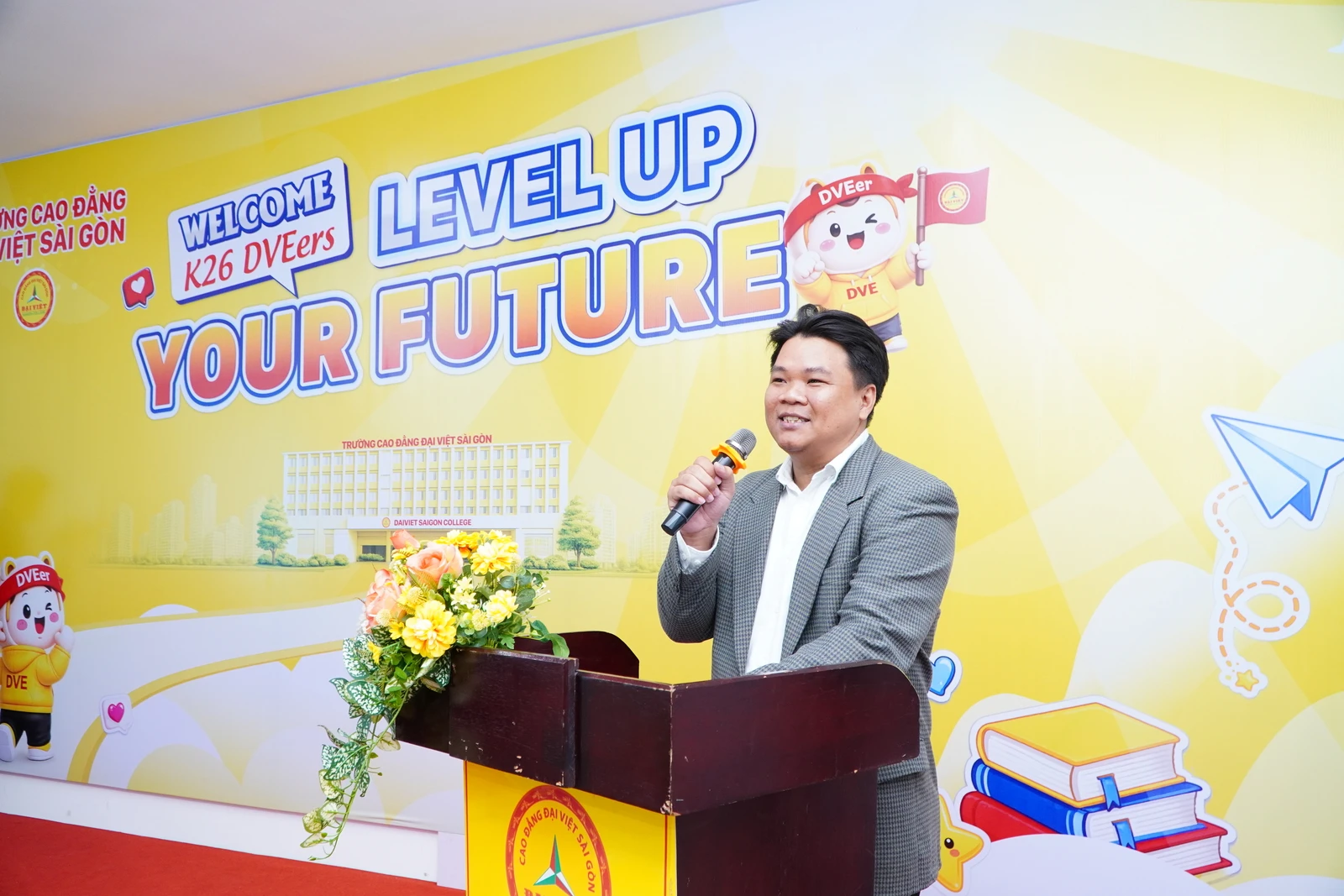 HƠN 300 TÂN SINH VIÊN 2K8 RỘN RÀNG TRONG CHƯƠNG TRÌNH CHÀO ĐÓN TÂN SINH VIÊN ĐỢT 3 TẠI TRƯỜNG CAO ĐẲNG ĐẠI VIỆT SÀI GÒN