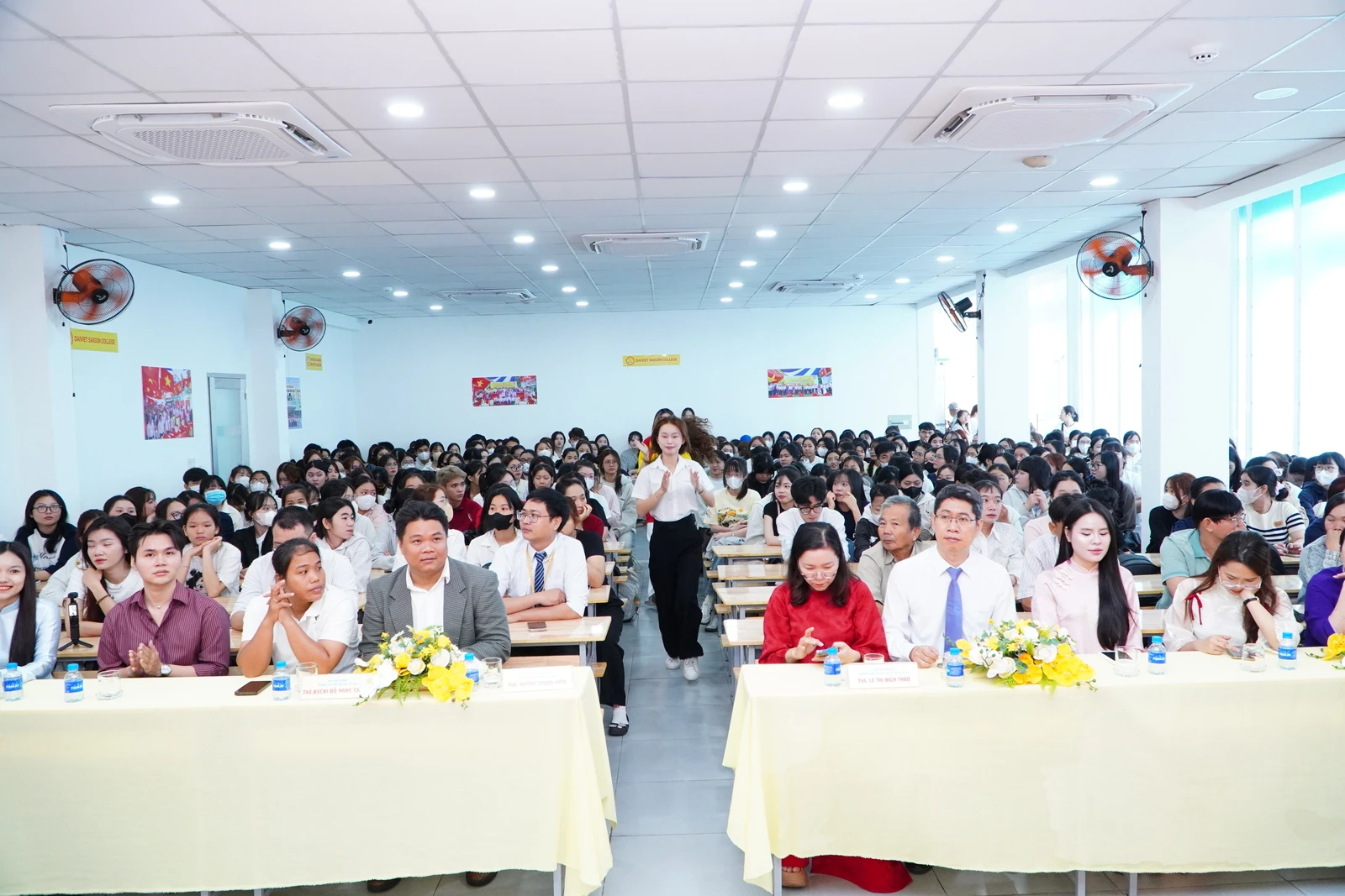 HƠN 300 TÂN SINH VIÊN 2K8 RỘN RÀNG TRONG CHƯƠNG TRÌNH CHÀO ĐÓN TÂN SINH VIÊN ĐỢT 3 TẠI TRƯỜNG CAO ĐẲNG ĐẠI VIỆT SÀI GÒN