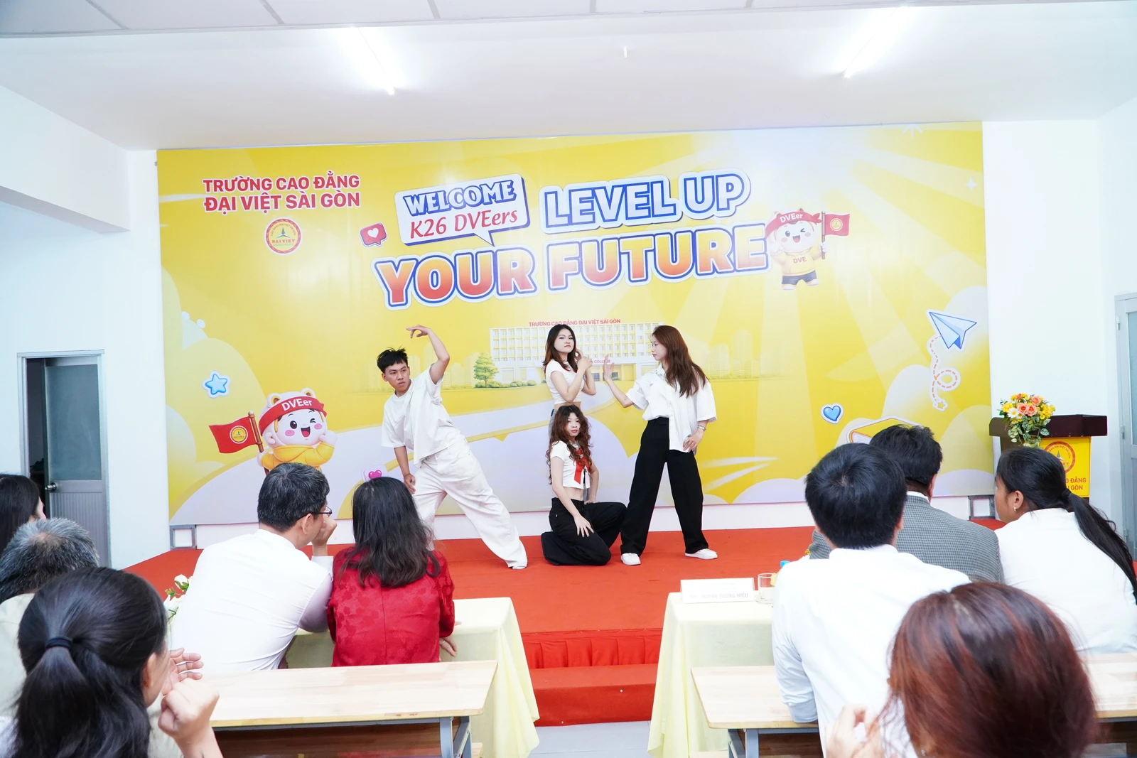 HƠN 300 TÂN SINH VIÊN 2K8 RỘN RÀNG TRONG CHƯƠNG TRÌNH CHÀO ĐÓN TÂN SINH VIÊN ĐỢT 3 TẠI TRƯỜNG CAO ĐẲNG ĐẠI VIỆT SÀI GÒN