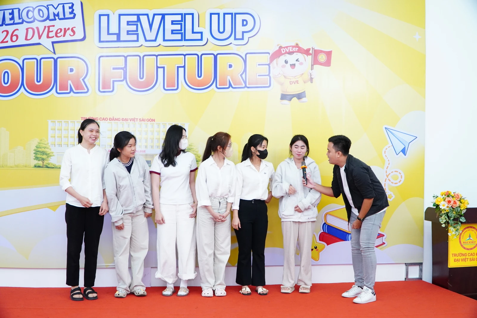 HƠN 300 TÂN SINH VIÊN 2K8 RỘN RÀNG TRONG CHƯƠNG TRÌNH CHÀO ĐÓN TÂN SINH VIÊN ĐỢT 3 TẠI TRƯỜNG CAO ĐẲNG ĐẠI VIỆT SÀI GÒN