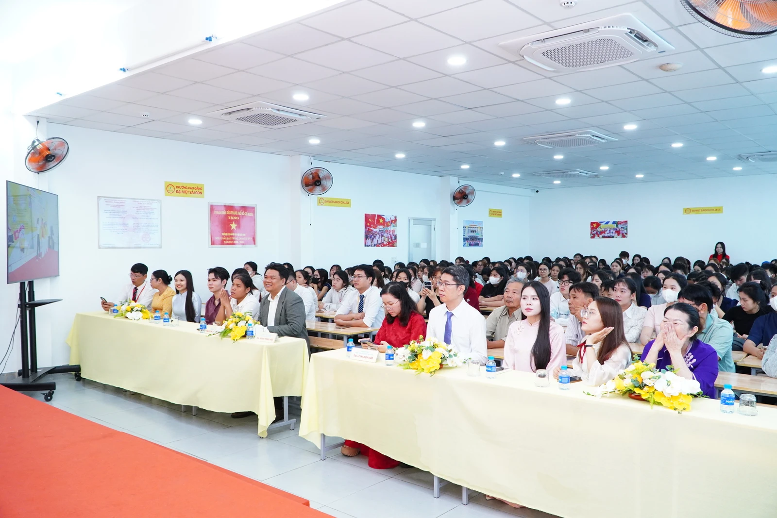 HƠN 300 TÂN SINH VIÊN 2K8 RỘN RÀNG TRONG CHƯƠNG TRÌNH CHÀO ĐÓN TÂN SINH VIÊN ĐỢT 3 TẠI TRƯỜNG CAO ĐẲNG ĐẠI VIỆT SÀI GÒN