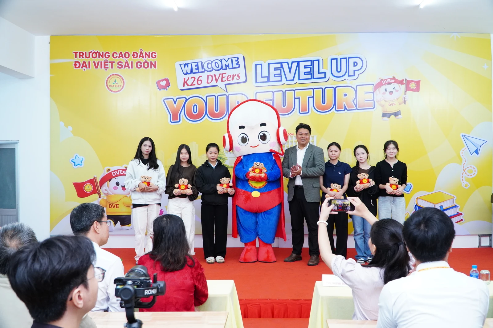 HƠN 300 TÂN SINH VIÊN 2K8 RỘN RÀNG TRONG CHƯƠNG TRÌNH CHÀO ĐÓN TÂN SINH VIÊN ĐỢT 3 TẠI TRƯỜNG CAO ĐẲNG ĐẠI VIỆT SÀI GÒN