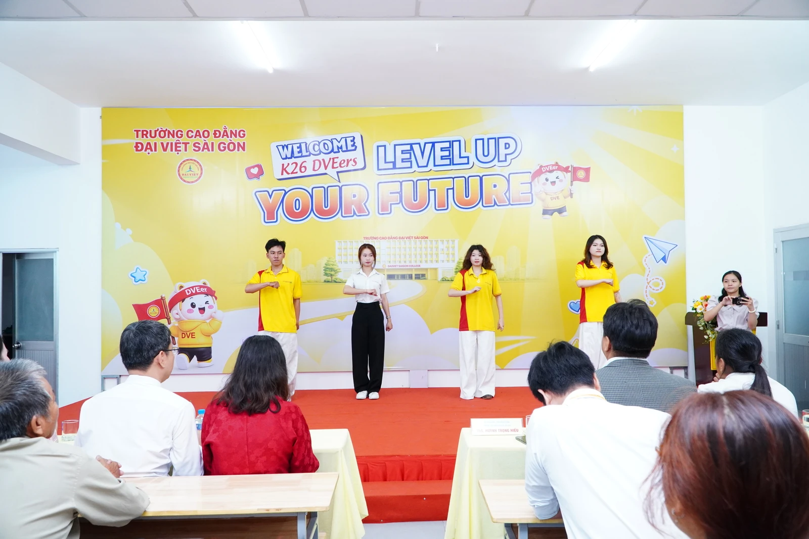 HƠN 300 TÂN SINH VIÊN 2K8 RỘN RÀNG TRONG CHƯƠNG TRÌNH CHÀO ĐÓN TÂN SINH VIÊN ĐỢT 3 TẠI TRƯỜNG CAO ĐẲNG ĐẠI VIỆT SÀI GÒN