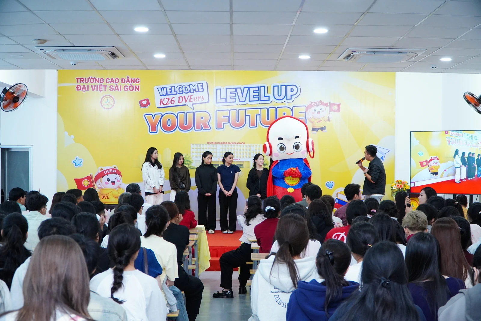 HƠN 300 TÂN SINH VIÊN 2K8 RỘN RÀNG TRONG CHƯƠNG TRÌNH CHÀO ĐÓN TÂN SINH VIÊN ĐỢT 3 TẠI TRƯỜNG CAO ĐẲNG ĐẠI VIỆT SÀI GÒN
