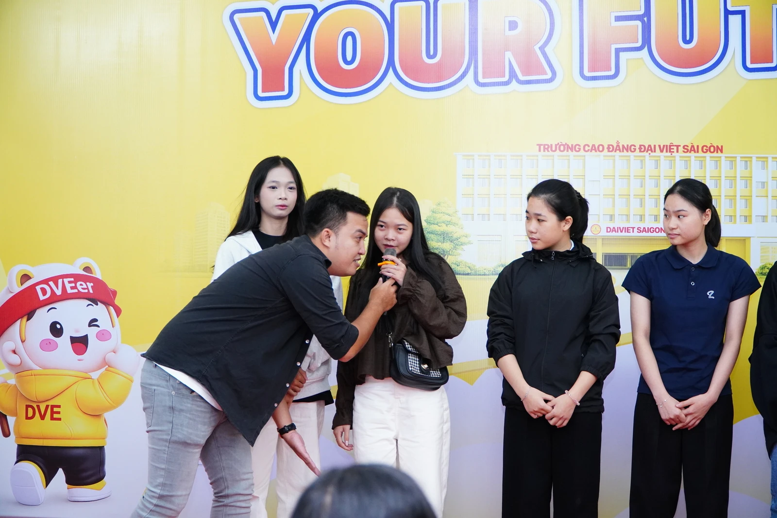 HƠN 300 TÂN SINH VIÊN 2K8 RỘN RÀNG TRONG CHƯƠNG TRÌNH CHÀO ĐÓN TÂN SINH VIÊN ĐỢT 3 TẠI TRƯỜNG CAO ĐẲNG ĐẠI VIỆT SÀI GÒN