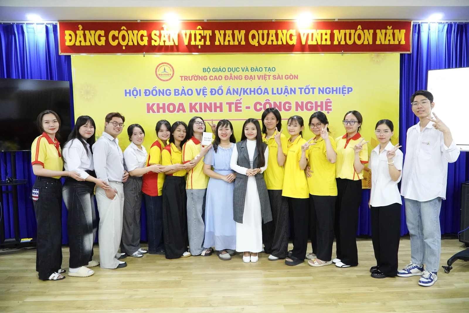 KHÉP LẠI HÀNH TRÌNH - MỞ RA CHẶNG ĐƯỜNG MỚI: BẢO VỆ KHÓA LUẬN KHỐI NGÀNH KINH TẾ