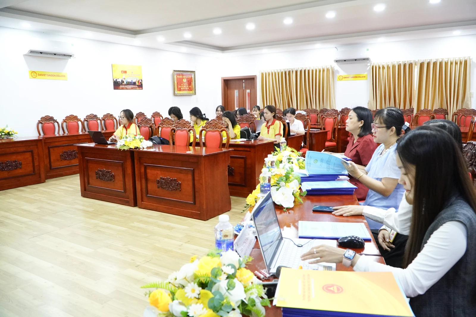 KHÉP LẠI HÀNH TRÌNH - MỞ RA CHẶNG ĐƯỜNG MỚI: BẢO VỆ KHÓA LUẬN KHỐI NGÀNH KINH TẾ