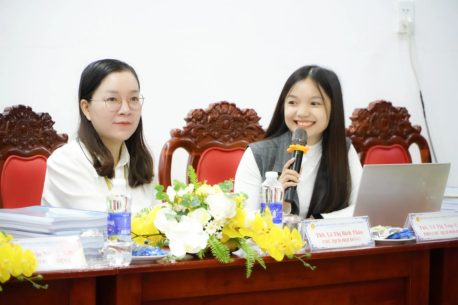 KHÉP LẠI HÀNH TRÌNH - MỞ RA CHẶNG ĐƯỜNG MỚI: BẢO VỆ KHÓA LUẬN KHỐI NGÀNH KINH TẾ