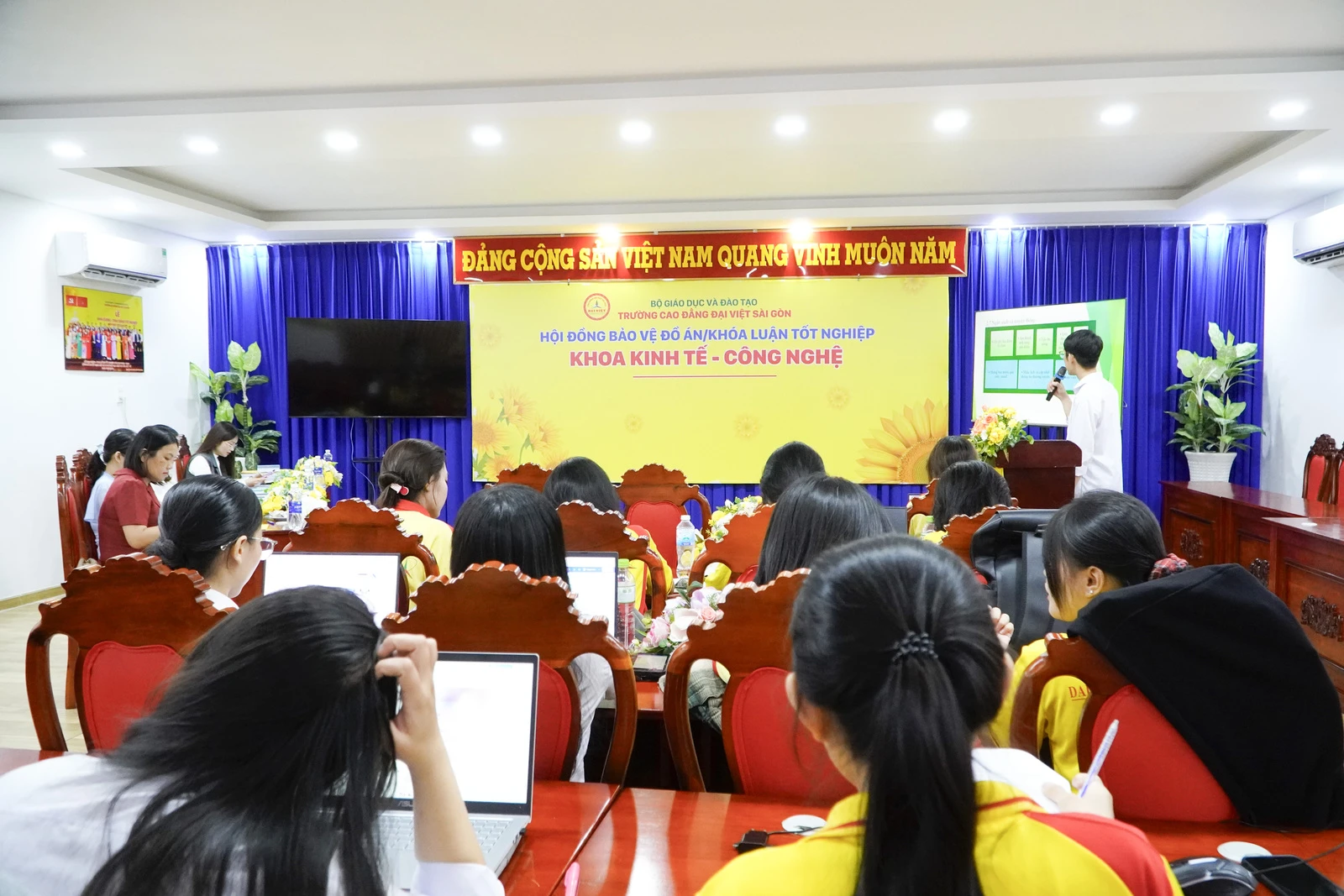 KHÉP LẠI HÀNH TRÌNH - MỞ RA CHẶNG ĐƯỜNG MỚI: BẢO VỆ KHÓA LUẬN KHỐI NGÀNH KINH TẾ