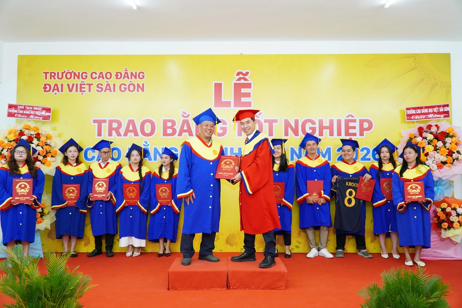 KHÔNG BAO GIỜ LÀ QUÁ MUỘN ĐỂ HỌC TẬP - NHỮNG TÂN KHOA LỚN TUỔI TRUYỀN CẢM HỨNG TẠI LỄ TỐT NGHIỆP NĂM 2026