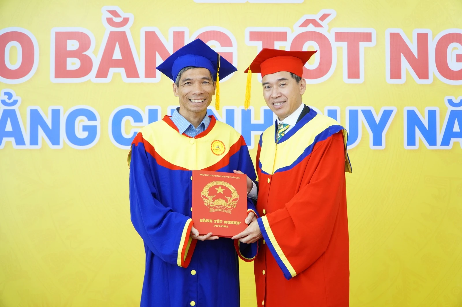 KHÔNG BAO GIỜ LÀ QUÁ MUỘN ĐỂ HỌC TẬP - NHỮNG TÂN KHOA LỚN TUỔI TRUYỀN CẢM HỨNG TẠI LỄ TỐT NGHIỆP NĂM 2026
