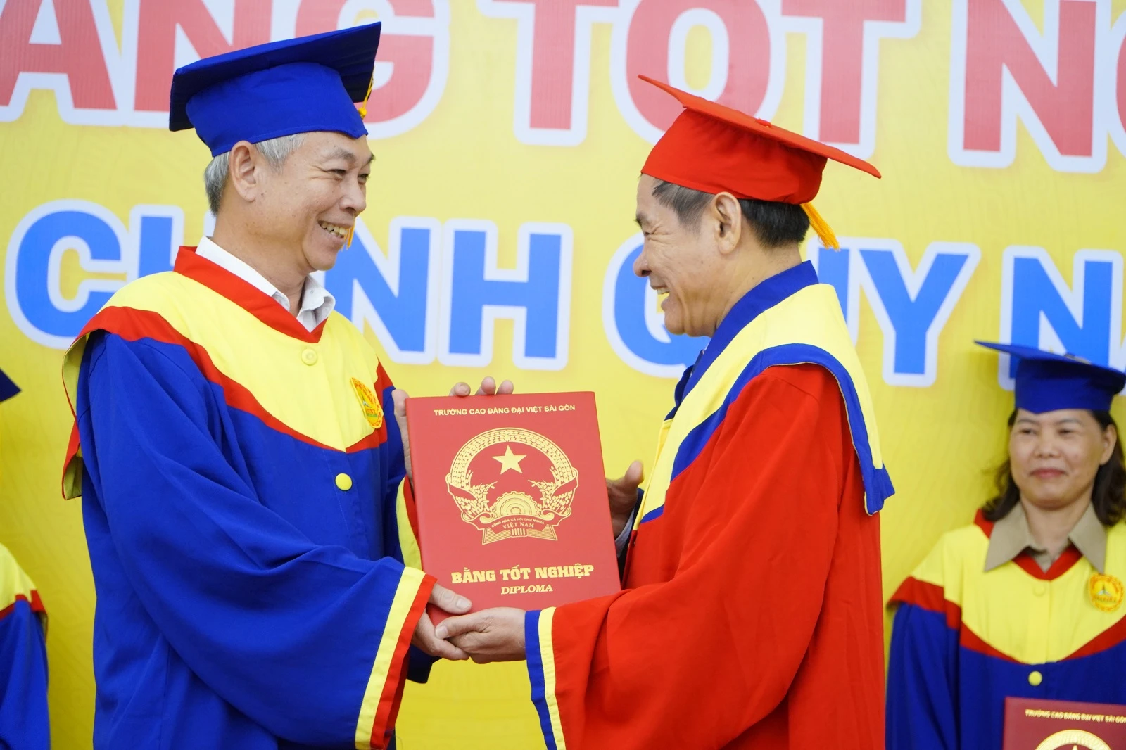 KHÔNG BAO GIỜ LÀ QUÁ MUỘN ĐỂ HỌC TẬP - NHỮNG TÂN KHOA LỚN TUỔI TRUYỀN CẢM HỨNG TẠI LỄ TỐT NGHIỆP NĂM 2026