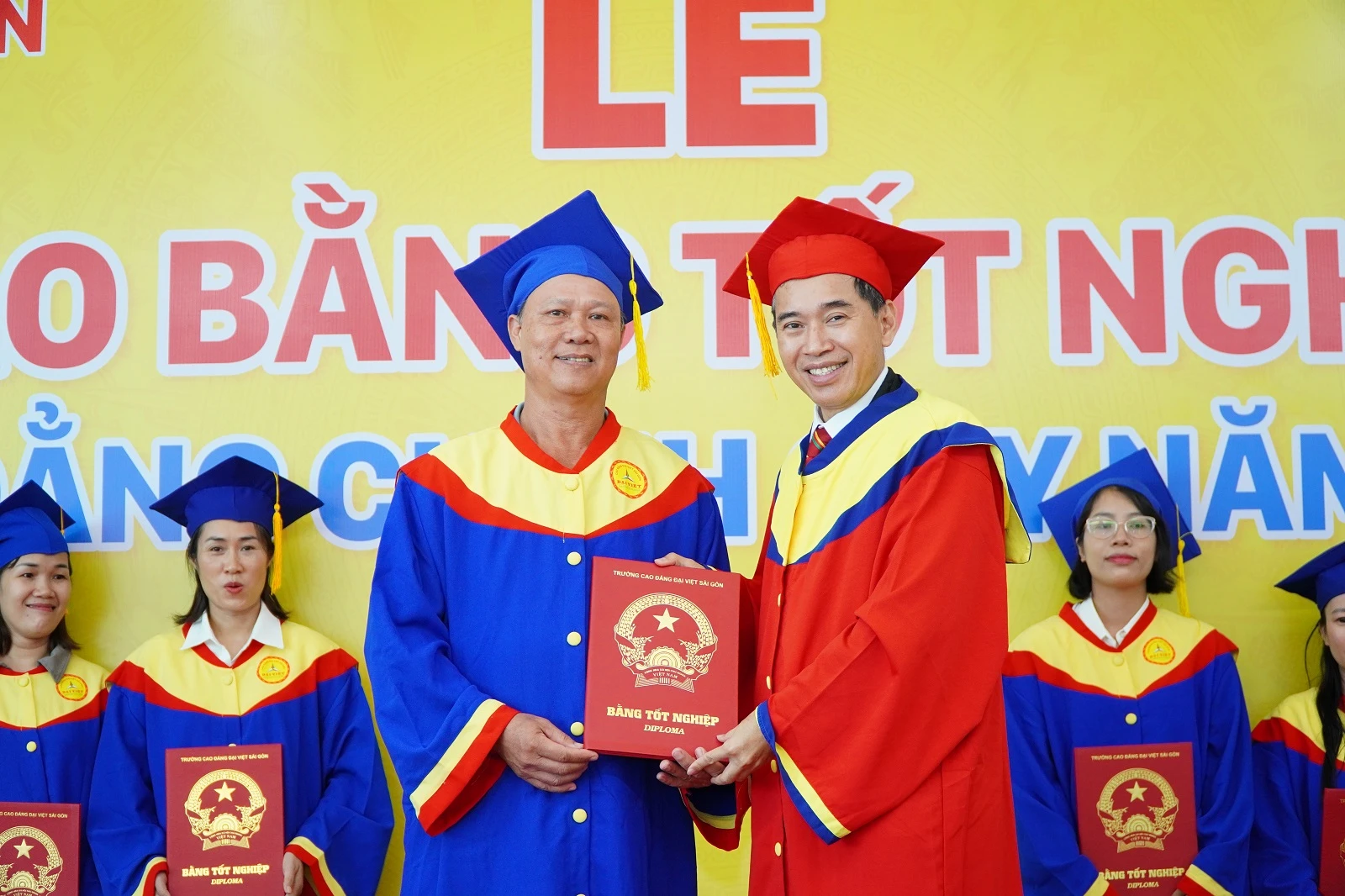 KHÔNG BAO GIỜ LÀ QUÁ MUỘN ĐỂ HỌC TẬP - NHỮNG TÂN KHOA LỚN TUỔI TRUYỀN CẢM HỨNG TẠI LỄ TỐT NGHIỆP NĂM 2026