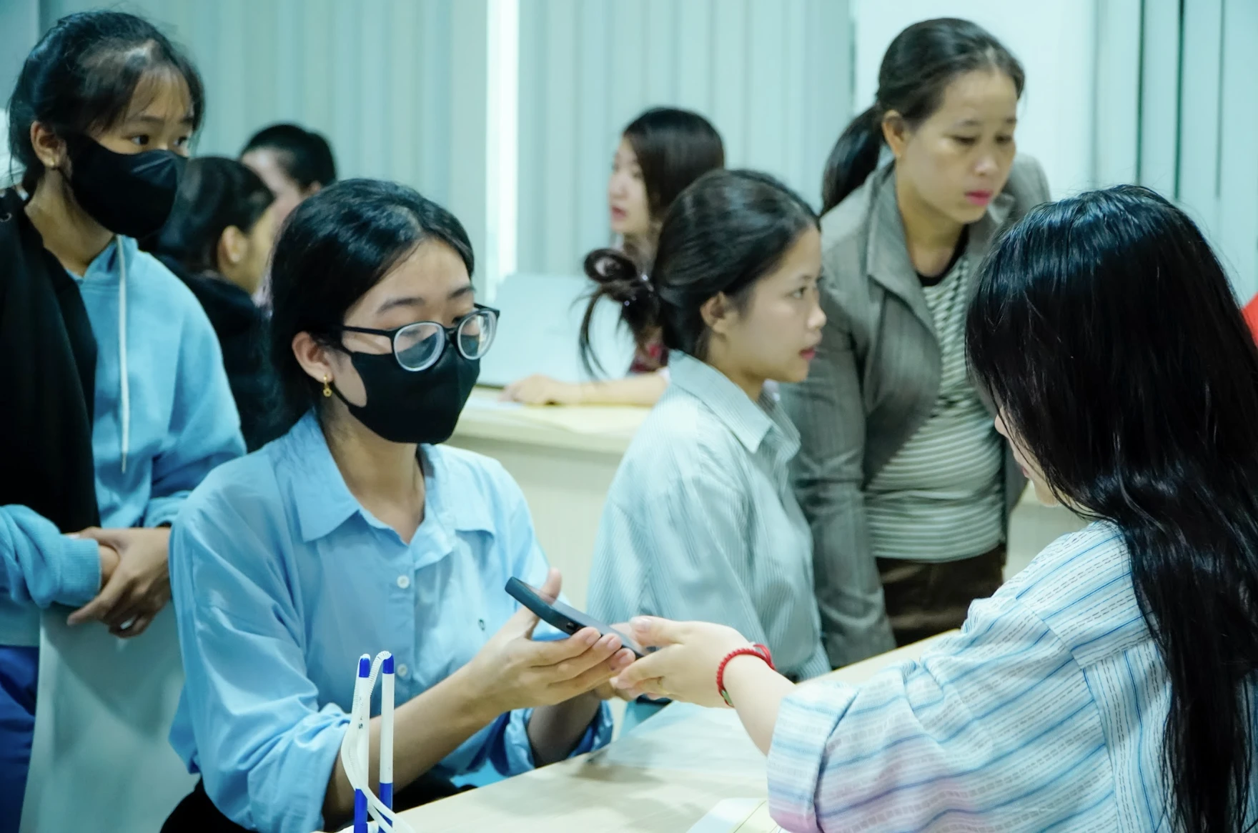 Không Ngại Mưa Gió, Hàng Trăm Tân Sinh Viên Nô Nức Nhập Học Dưới Cơn Mưa Tầm Tã Tại Cao Đẳng Đại Việt Sài Gòn