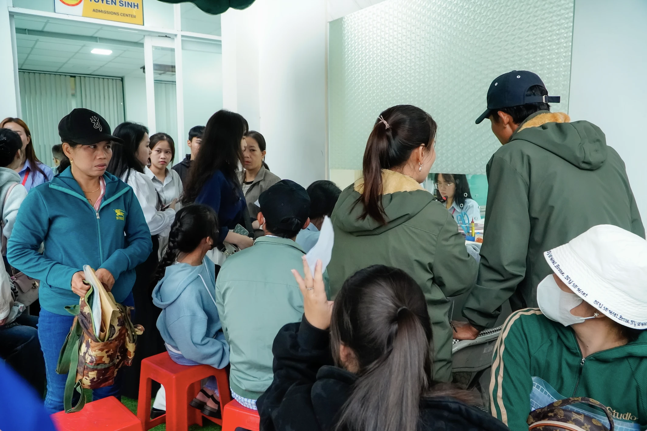 Không Ngại Mưa Gió, Hàng Trăm Tân Sinh Viên Nô Nức Nhập Học Dưới Cơn Mưa Tầm Tã Tại Cao Đẳng Đại Việt Sài Gòn