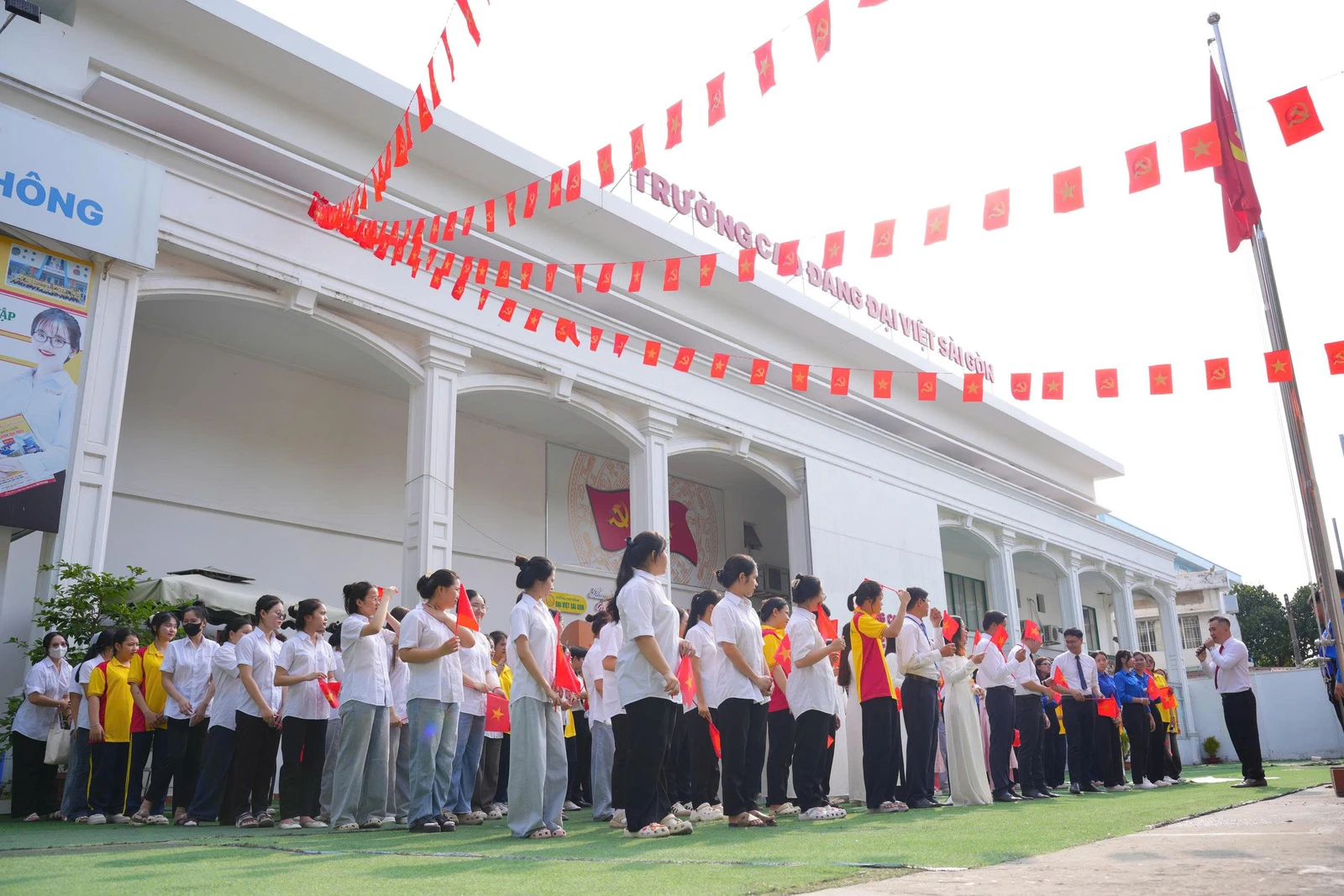 LỄ CHÀO CỜ ĐẶC BIỆT - CHÀO MỪNG KỶ NIỆM 51 NĂM NGÀY GIẢI PHÓNG MIỀN NAM