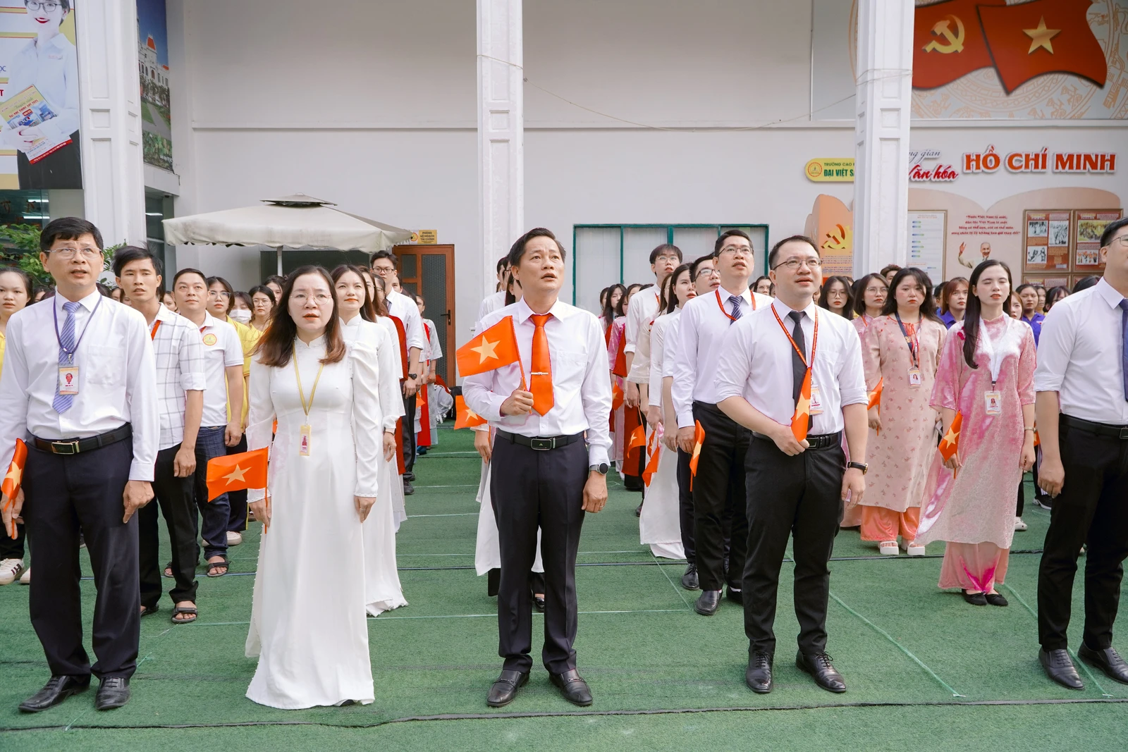 LỄ CHÀO CỜ ĐẶC BIỆT - CHÀO MỪNG KỶ NIỆM 51 NĂM NGÀY GIẢI PHÓNG MIỀN NAM