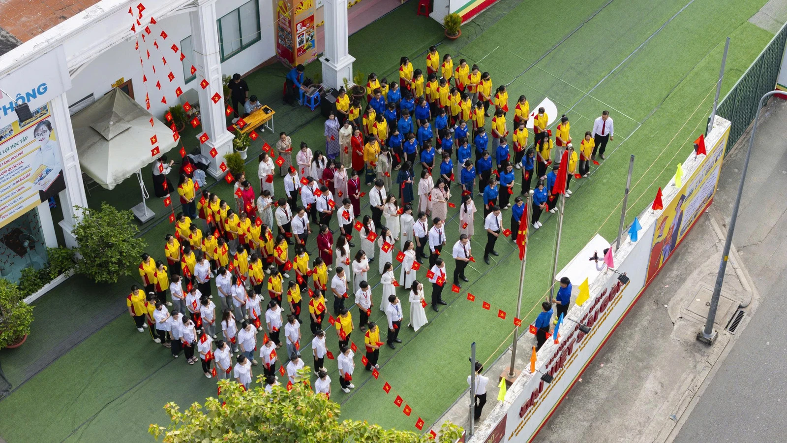 LỄ CHÀO CỜ ĐẶC BIỆT - CHÀO MỪNG KỶ NIỆM 51 NĂM NGÀY GIẢI PHÓNG MIỀN NAM