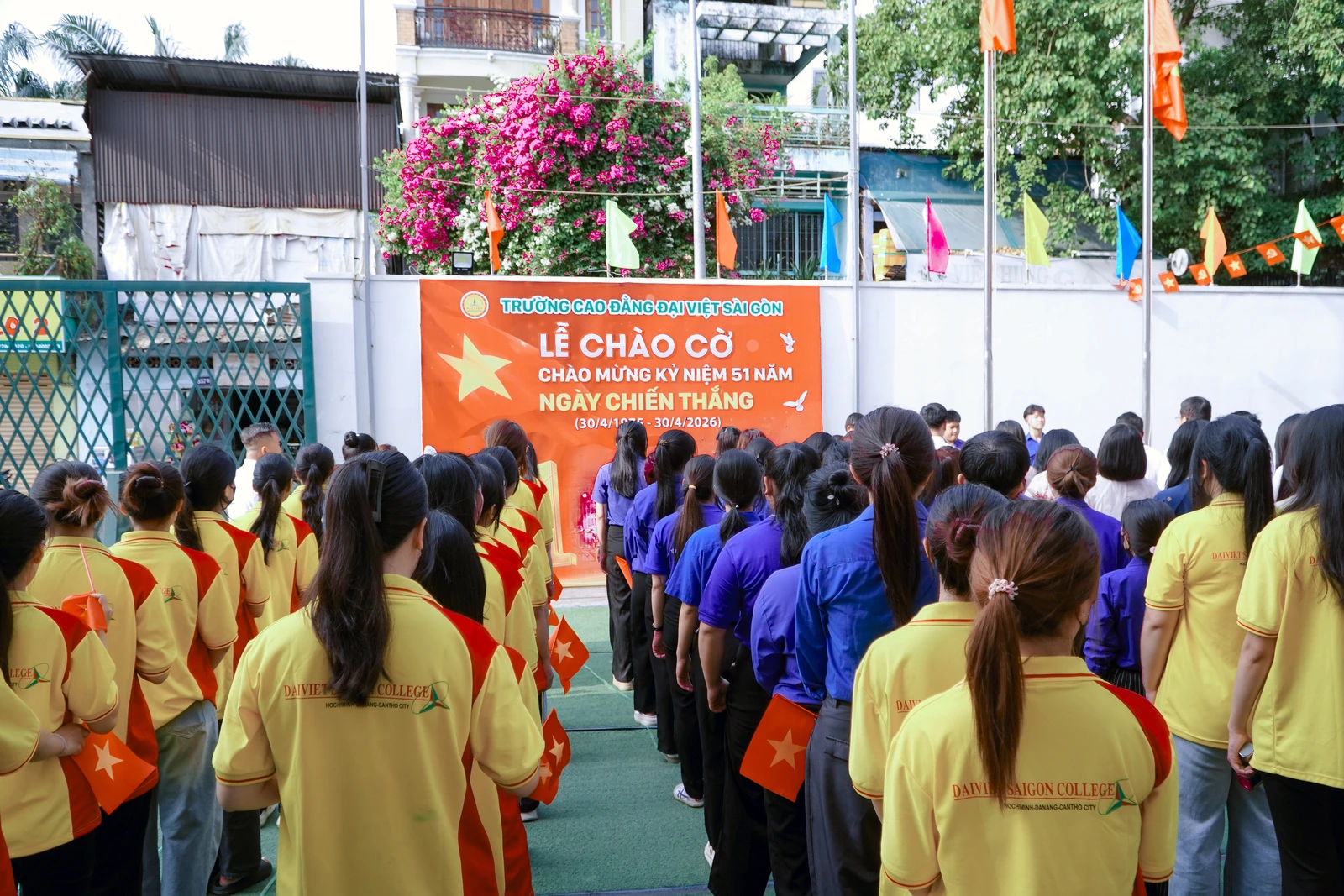 LỄ CHÀO CỜ ĐẶC BIỆT - CHÀO MỪNG KỶ NIỆM 51 NĂM NGÀY GIẢI PHÓNG MIỀN NAM