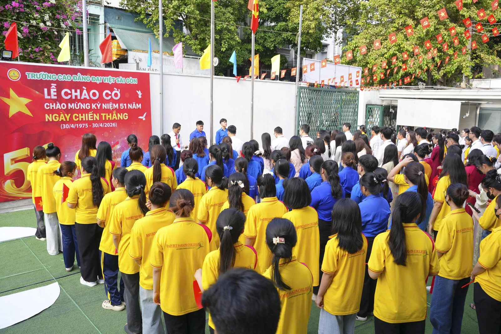 LỄ CHÀO CỜ ĐẶC BIỆT - CHÀO MỪNG KỶ NIỆM 51 NĂM NGÀY GIẢI PHÓNG MIỀN NAM