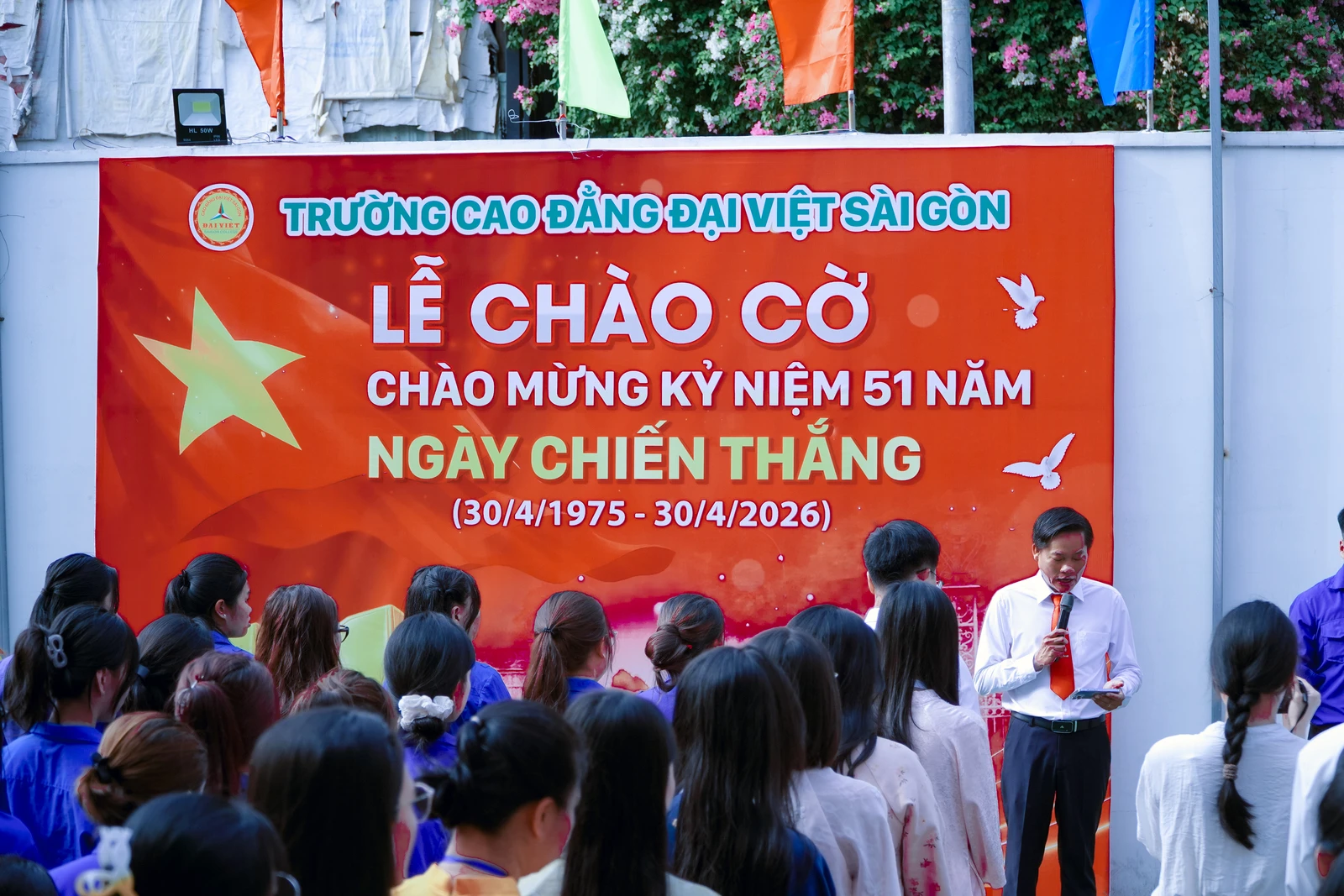 LỄ CHÀO CỜ ĐẶC BIỆT - CHÀO MỪNG KỶ NIỆM 51 NĂM NGÀY GIẢI PHÓNG MIỀN NAM