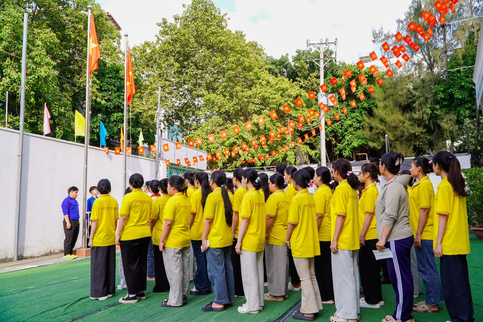 LỄ CHÀO CỜ ĐẦU TUẦN: KHƠI DẬY LÒNG TỰ HÀO VÀ TINH THẦN ĐOÀN KẾT TẠI CAO ĐẲNG ĐẠI VIỆT SÀI GÒN
