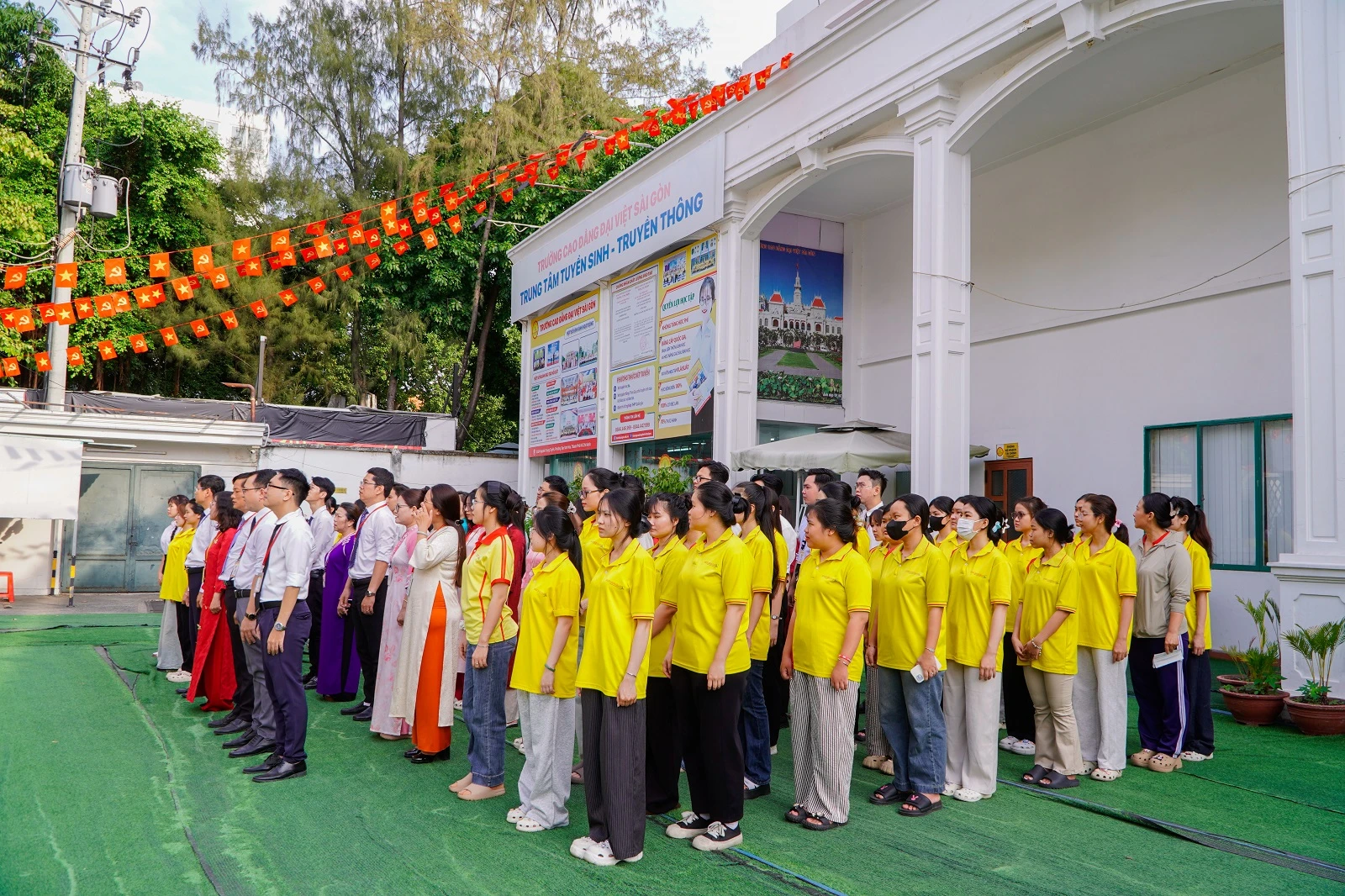 LỄ CHÀO CỜ ĐẦU TUẦN: KHƠI DẬY LÒNG TỰ HÀO VÀ TINH THẦN ĐOÀN KẾT TẠI CAO ĐẲNG ĐẠI VIỆT SÀI GÒN
