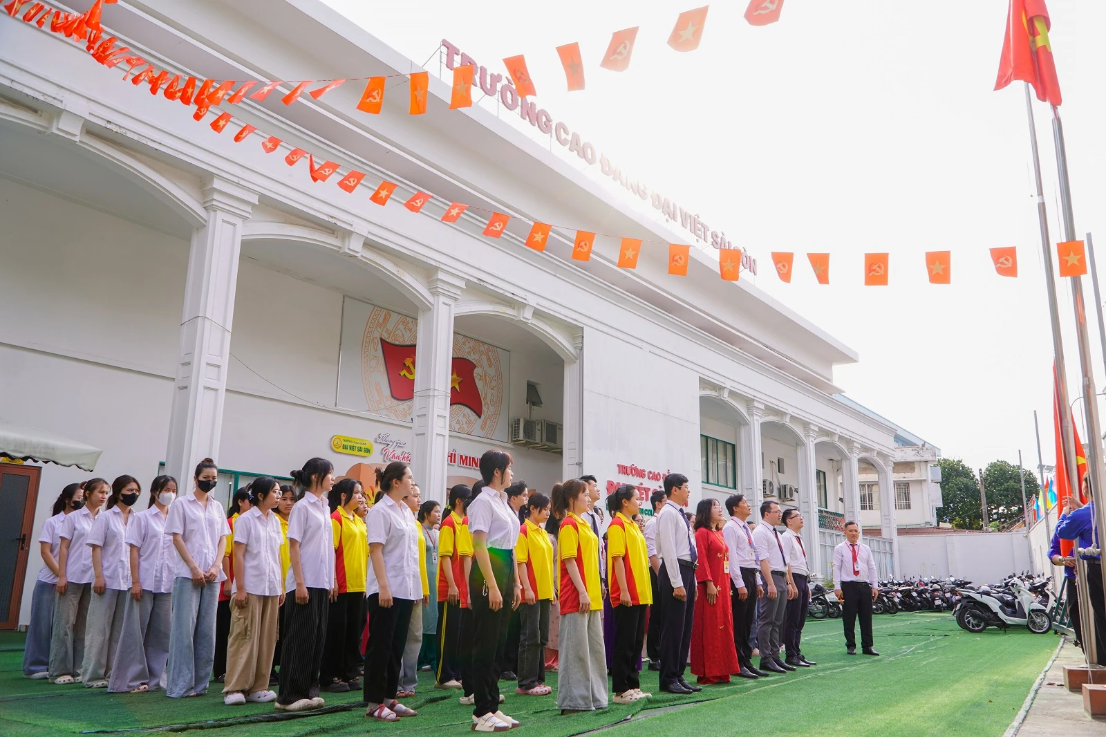 LỄ CHÀO CỜ ĐẦU TUẦN: KHƠI DẬY LÒNG TỰ HÀO VÀ TINH THẦN ĐOÀN KẾT TẠI CAO ĐẲNG ĐẠI VIỆT SÀI GÒN