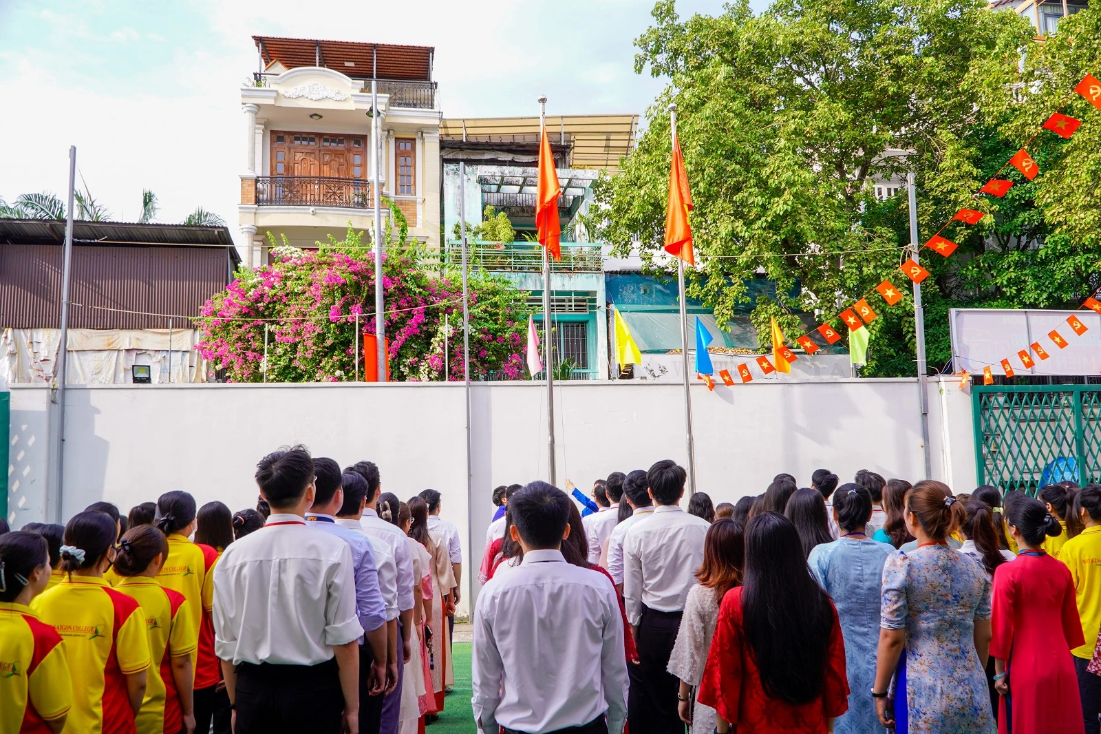 LỄ CHÀO CỜ ĐẦU TUẦN: KHƠI DẬY LÒNG TỰ HÀO VÀ TINH THẦN ĐOÀN KẾT TẠI CAO ĐẲNG ĐẠI VIỆT SÀI GÒN