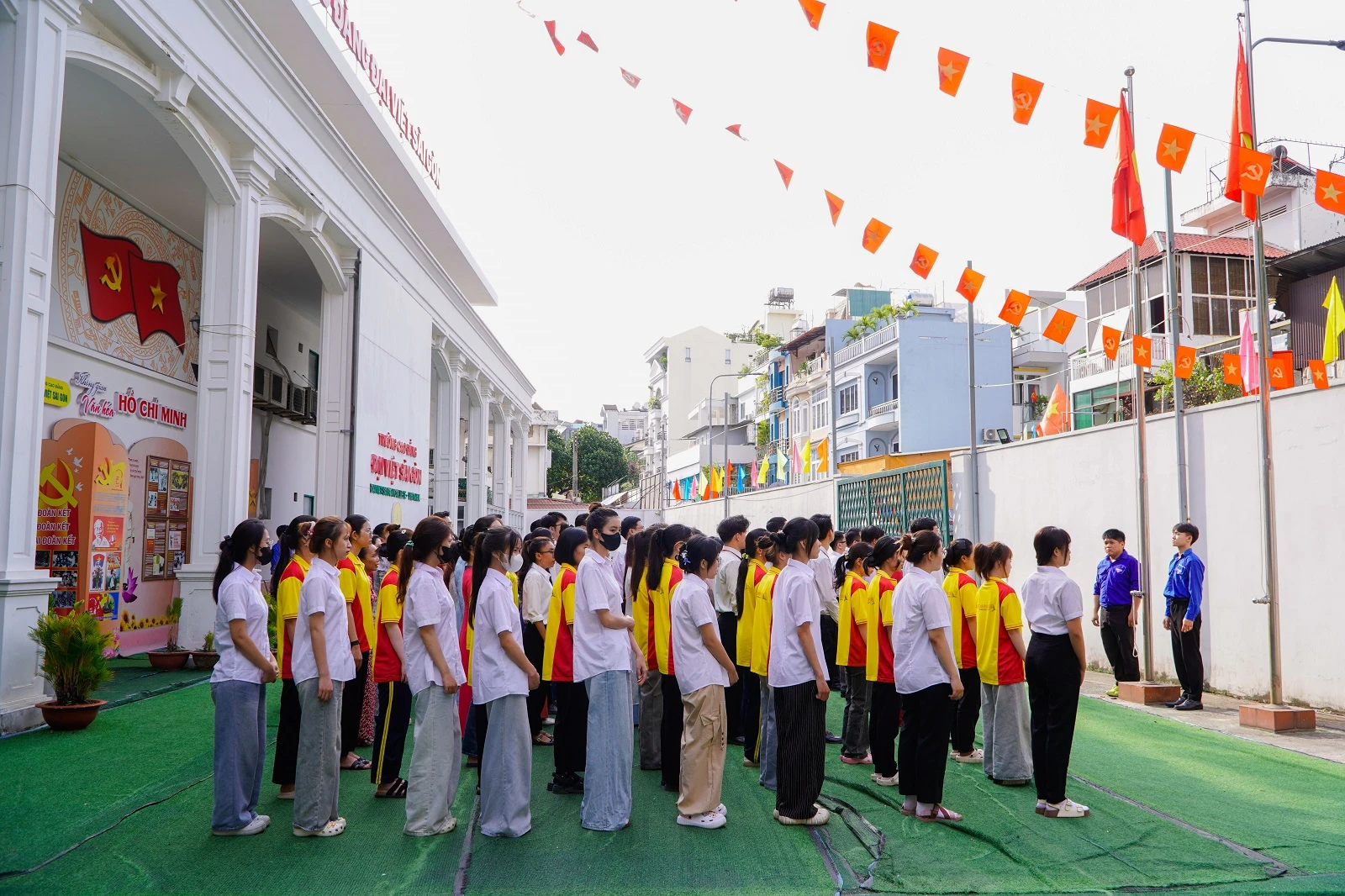 LỄ CHÀO CỜ ĐẦU TUẦN: KHƠI DẬY LÒNG TỰ HÀO VÀ TINH THẦN ĐOÀN KẾT TẠI CAO ĐẲNG ĐẠI VIỆT SÀI GÒN