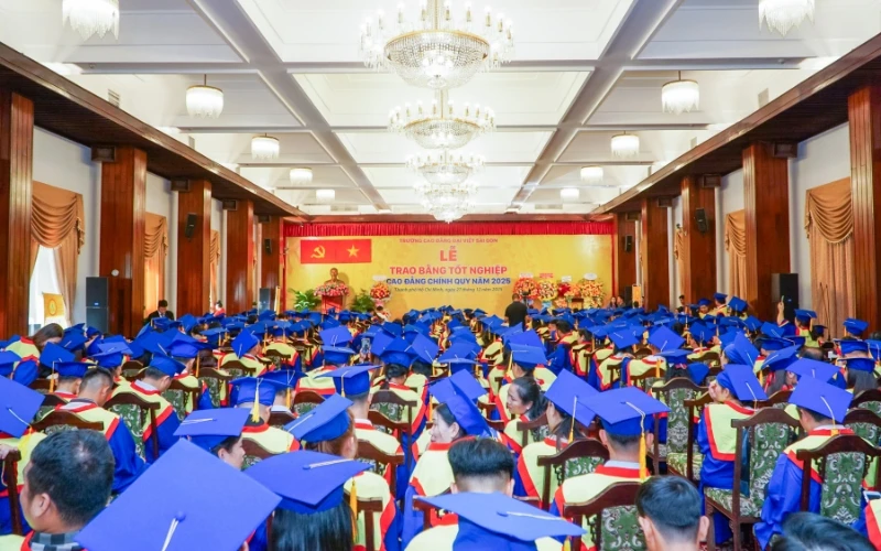 LỄ TỐT NGHIỆP 2025 TẠI DINH ĐỘC LẬP