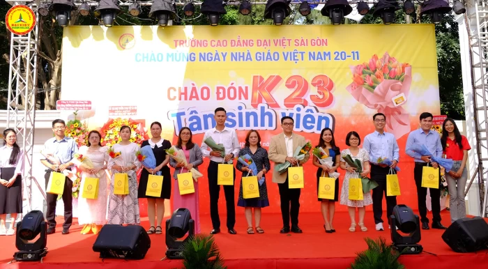 Cao đẳng Đại Việt Sài Gòn chào mừng ngày 20/11 "Nghề tạo ra các nghề"