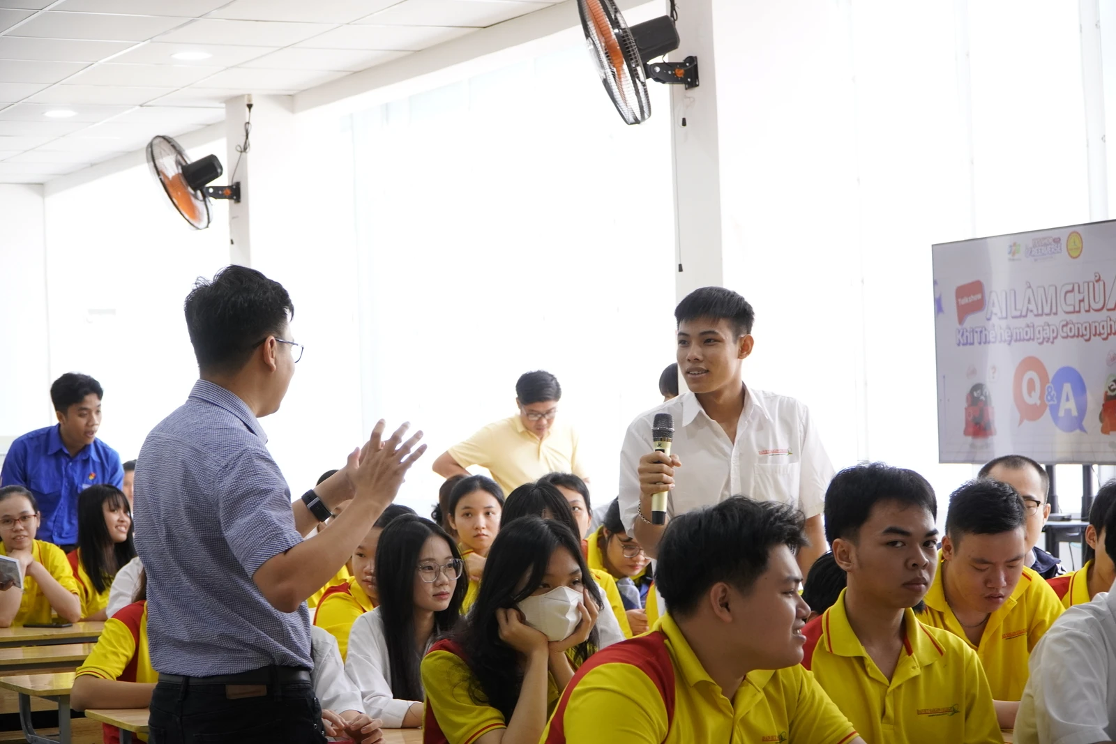 SINH VIÊN CAO ĐẲNG ĐẠI VIỆT SÀI GÒN LÀM CHỦ CÔNG NGHỆ CÙNG FPT RETAIL