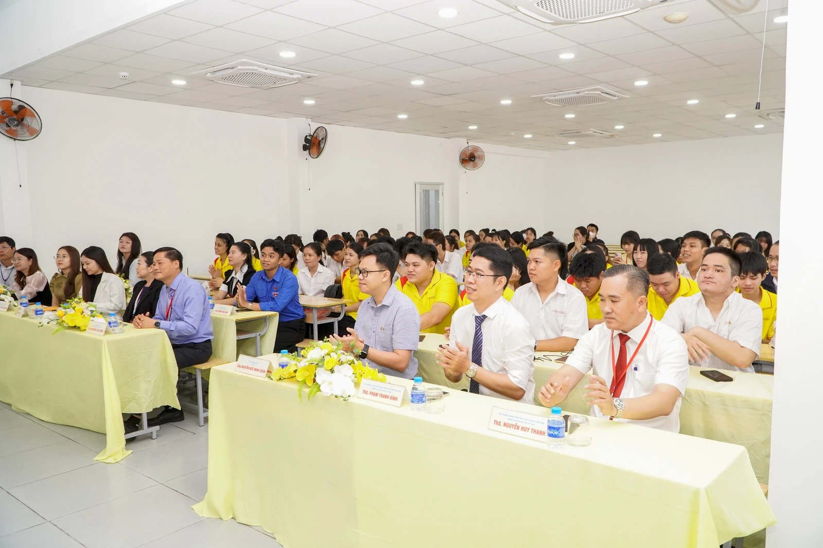 SINH VIÊN CAO ĐẲNG ĐẠI VIỆT SÀI GÒN LÀM CHỦ CÔNG NGHỆ CÙNG FPT RETAIL