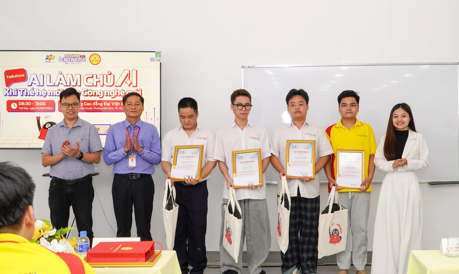 SINH VIÊN CAO ĐẲNG ĐẠI VIỆT SÀI GÒN LÀM CHỦ CÔNG NGHỆ CÙNG FPT RETAIL