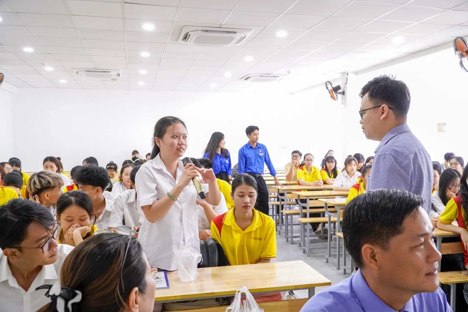 SINH VIÊN CAO ĐẲNG ĐẠI VIỆT SÀI GÒN LÀM CHỦ CÔNG NGHỆ CÙNG FPT RETAIL