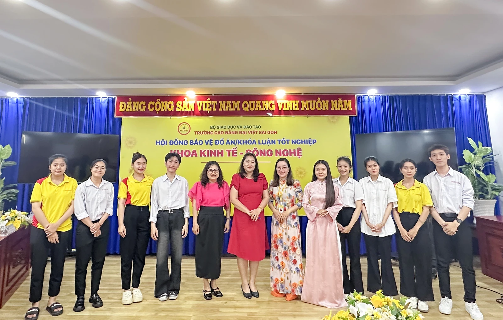 SINH VIÊN KINH TẾ CHÍNH THỨC “VỀ ĐÍCH”: DẤU ẤN TẠI HỘI ĐỒNG BẢO VỆ KHÓA LUẬN TỐT NGHIỆP