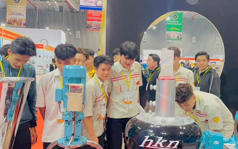 Sinh Viên Ngành Công Nghệ Ô Tô Tham Gia Hội Thi Tay Nghề Hàn Tiêu Chuẩn Quốc Tế Wtsg25