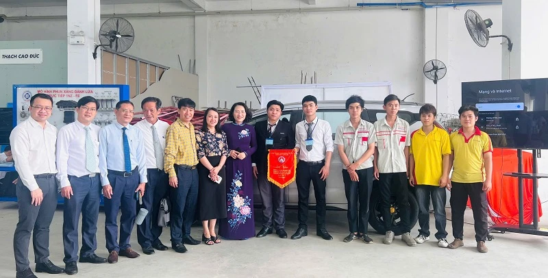 Sự Kiện Nóng Hổi: Khai Mạc Hội Thi Thiết Bị Tự Làm Tp. Hồ Chí Minh Lần Thứ Nhất - 2025!