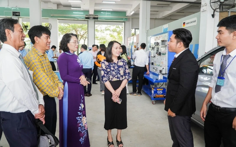 Sự Kiện Nóng Hổi: Khai Mạc Hội Thi Thiết Bị Tự Làm Tp. Hồ Chí Minh Lần Thứ Nhất - 2025!