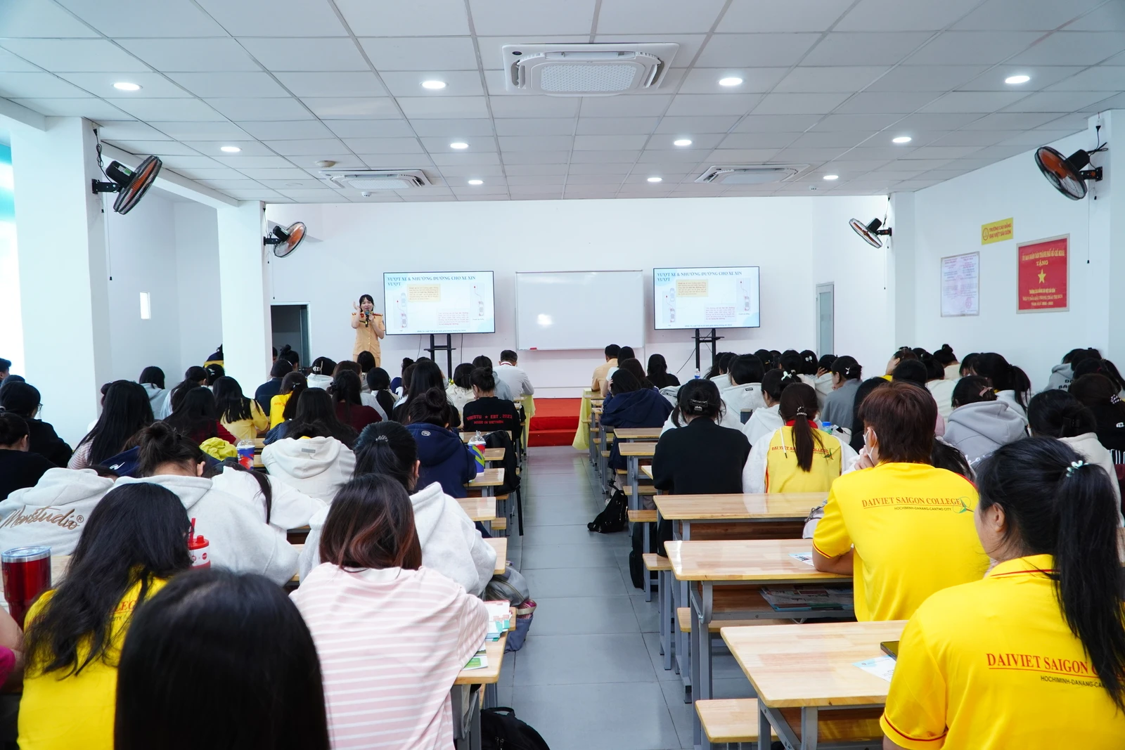 TÂN SINH VIÊN K26 THAM GIA CHUYÊN ĐỀ "AN TOÀN GIAO THÔNG VÀ PHÒNG, CHỐNG TỆ NẠN XÃ HỘI"