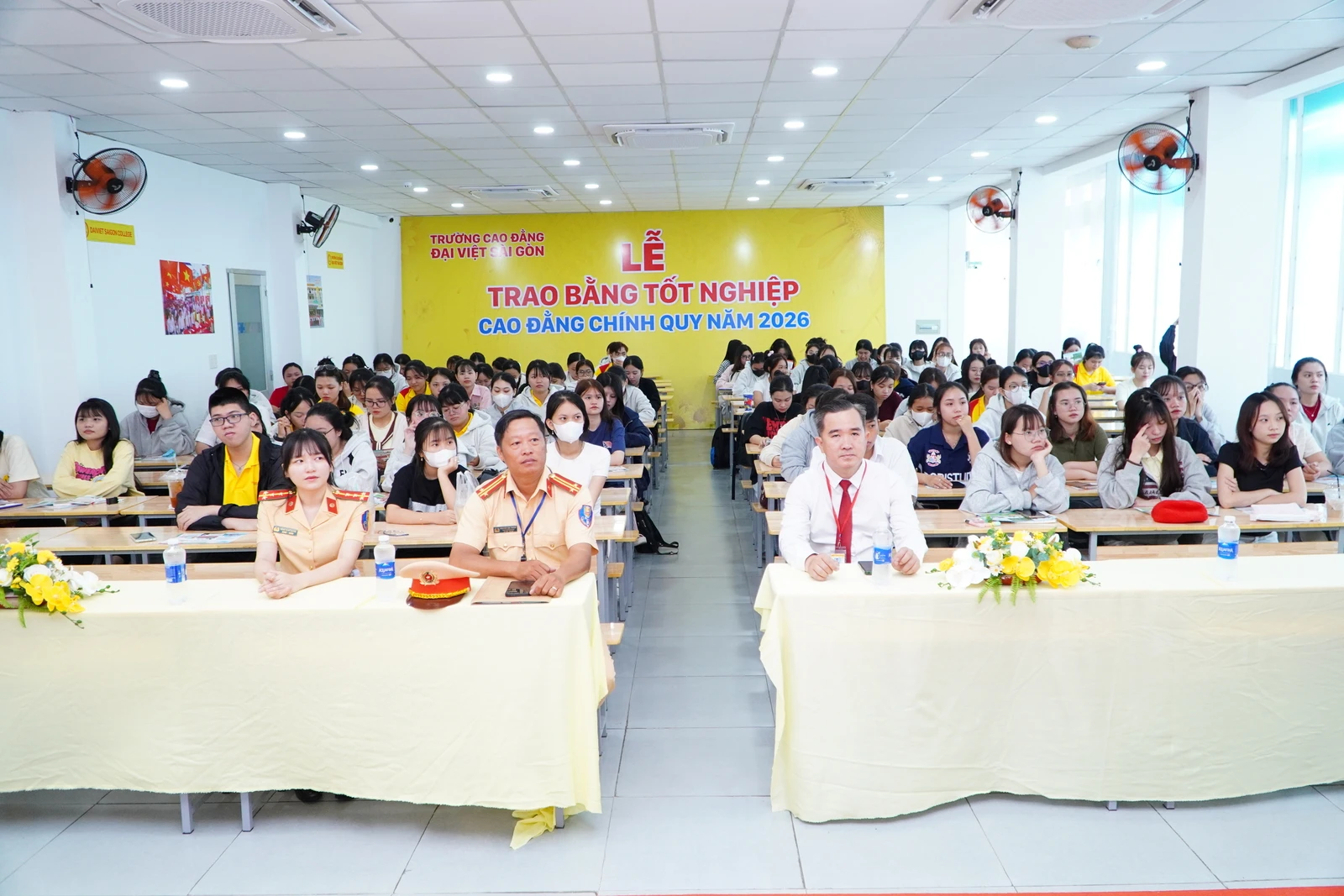 TÂN SINH VIÊN K26 THAM GIA CHUYÊN ĐỀ "AN TOÀN GIAO THÔNG VÀ PHÒNG, CHỐNG TỆ NẠN XÃ HỘI"