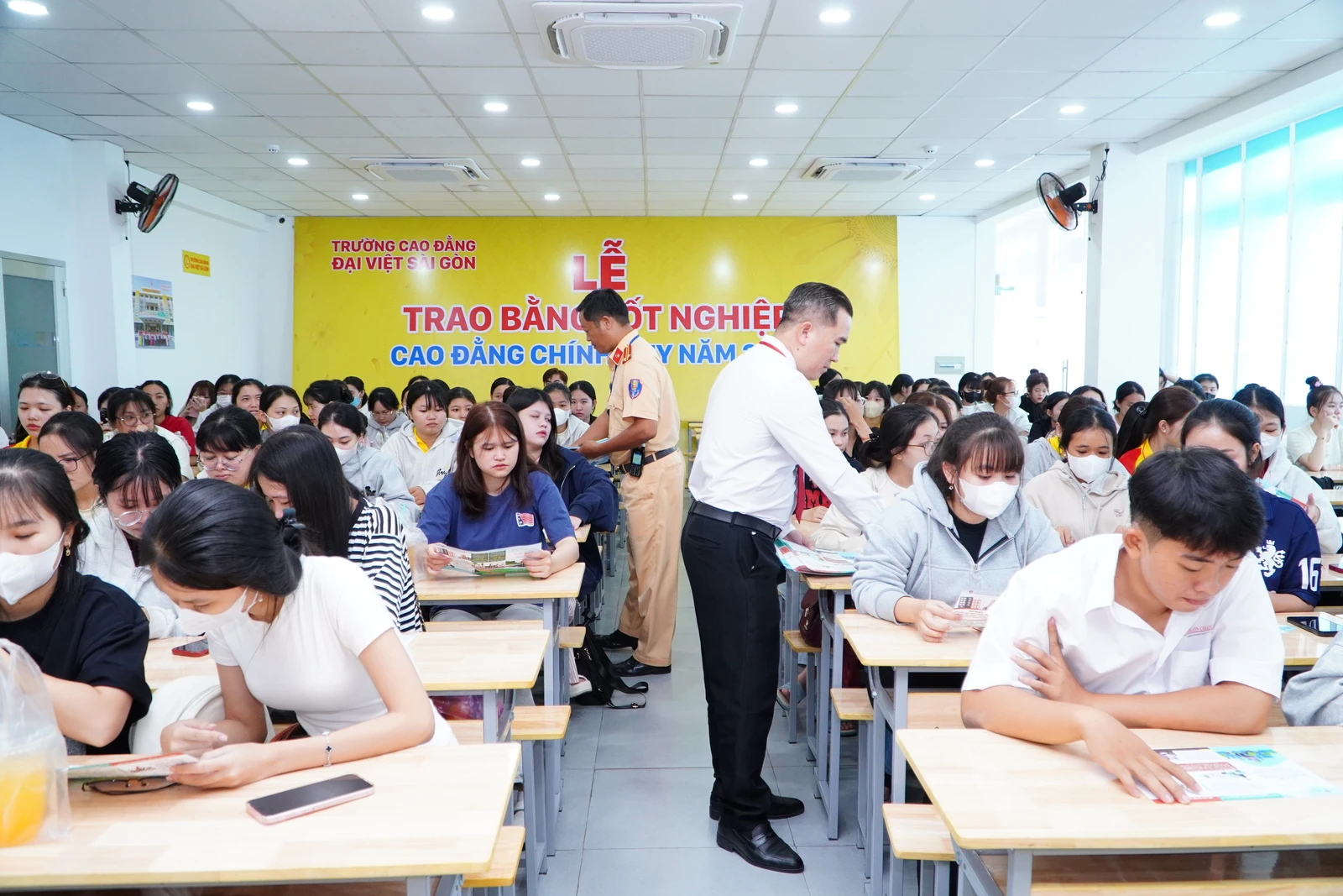 TÂN SINH VIÊN K26 THAM GIA CHUYÊN ĐỀ "AN TOÀN GIAO THÔNG VÀ PHÒNG, CHỐNG TỆ NẠN XÃ HỘI"